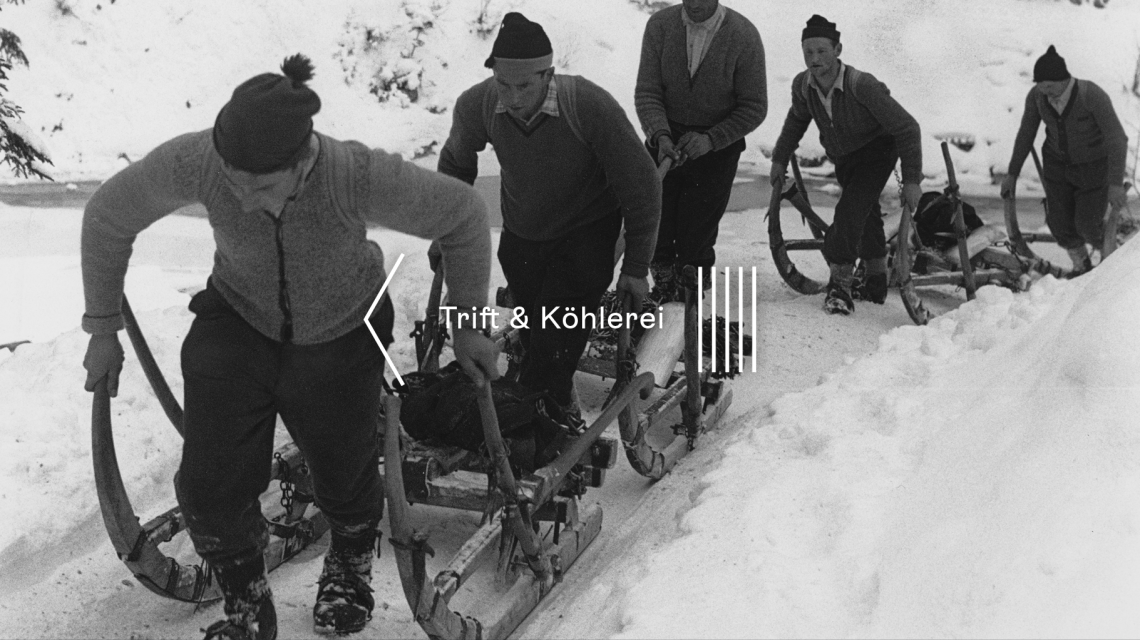 The lumberjacks pull the sledges uphill on which the tree trunks will later be transported down to the river. Photo: 1966