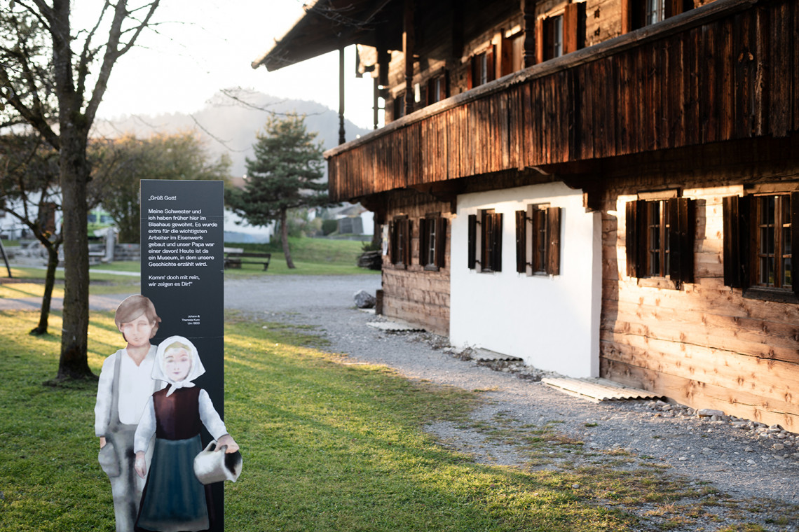 The stele of the two children welcomes visitors in front of the Blaahaus.
